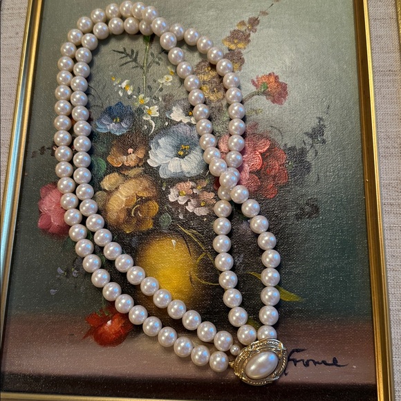 Avon Jewelry - Elegant Avon Gold & Faux Pearl Enhancer closure on faux Pearl Necklace